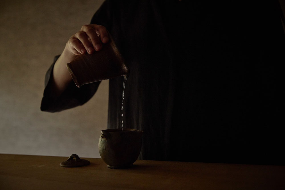 お茶を淹れるとは、茶葉が育った環境を水に映し出すこと。