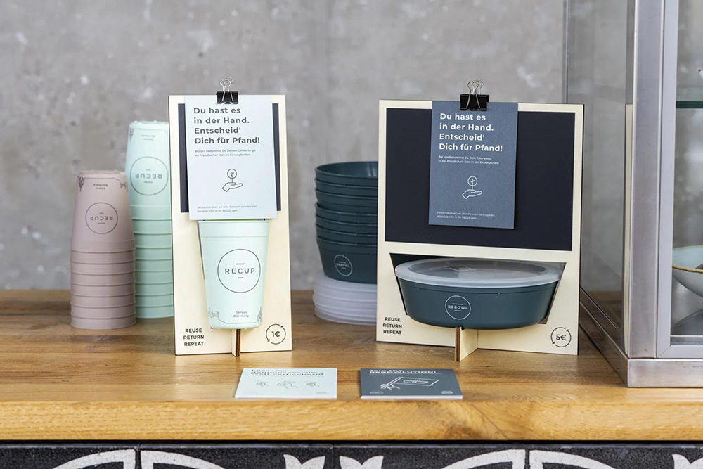 飲食店の店頭で販売されているリボウル（右）とリカップ（左）