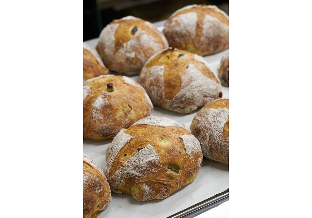 みずみずしいズッキーニを入れたパン。クミン、ナッツメグ、コショウが香る。生地は、北海道産キタノカオリ、ユメチカラと九州のミナミノメグミをブレンド。10℃でオーバーナイト。２次発酵しないで焼く。