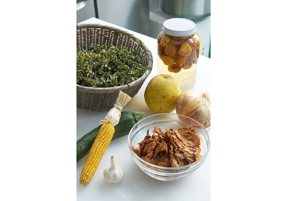 近隣の農家から持ち込まれる、無農薬有機栽培の素材を使ってパンを作る。タマネギ、ズッキーニ、トウモロコシ・・・。木の芽は干し、完熟梅は氷砂糖と酢で漬け、桃は低温のオーブンでドライにしてからキルシュで漬けて・・・。