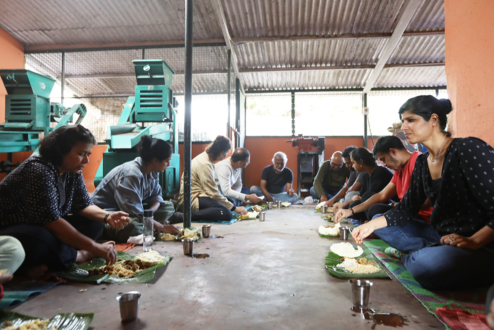 イルラ族の伝統料理を味わう参加者