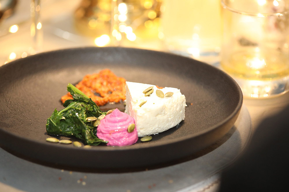 地元のレストラン「ル・カフェ(Le Café)」での野生食材を用いた食事会の一皿