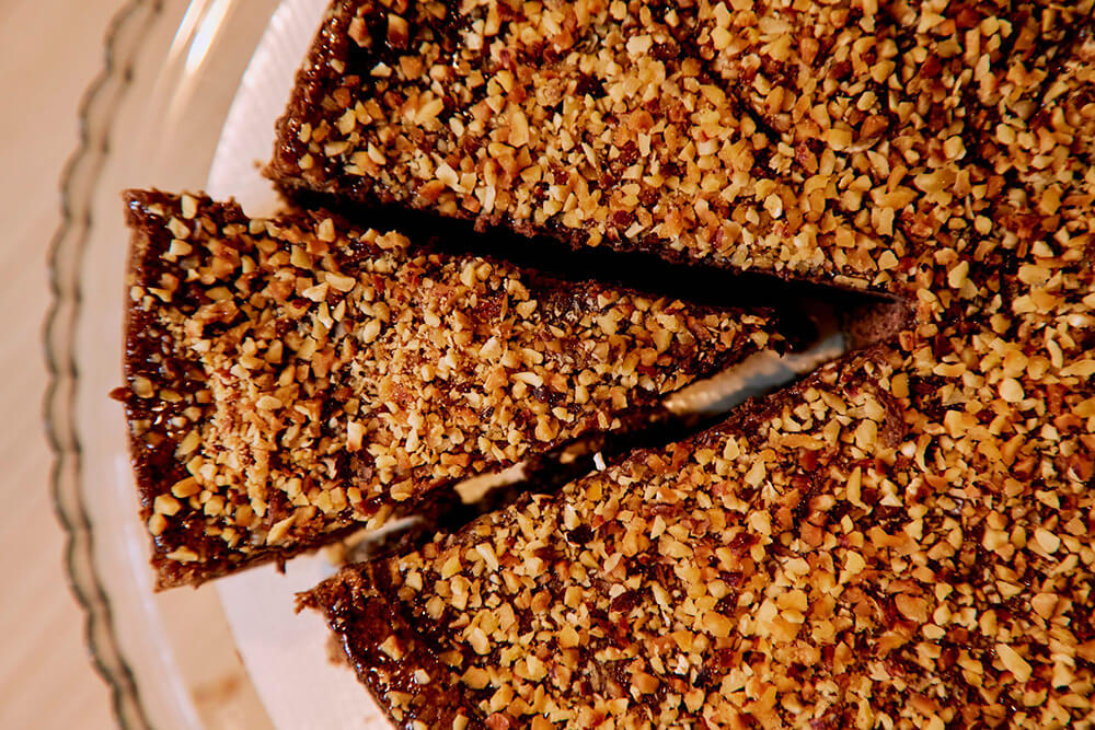 豆乳ヨーグルトをベースにしたクリームとカカオ72％のチョコレート、ピエモンテ産トンダ・ジェンティーレ種のヘーゼルナッツの組み合わせ