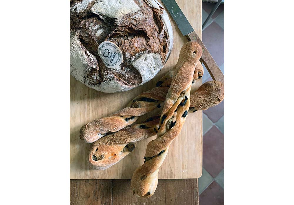 自家培養酵母で長時間発酵させたクッカリーのパン。