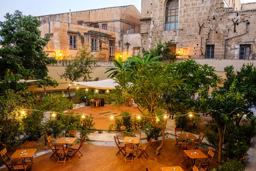 夜には地元ミュージシャンのライブも行われ、ロケーションの美しさからも人気店となっている。photograph by Luca Savettiere