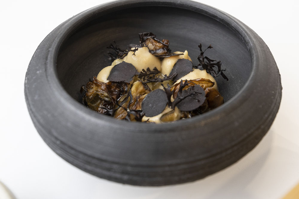 アフリカナスを使った料理。日本の焼きナスのように皮ごと炭火で焼いて皮をむく。ナスを発酵させたソースと共に。