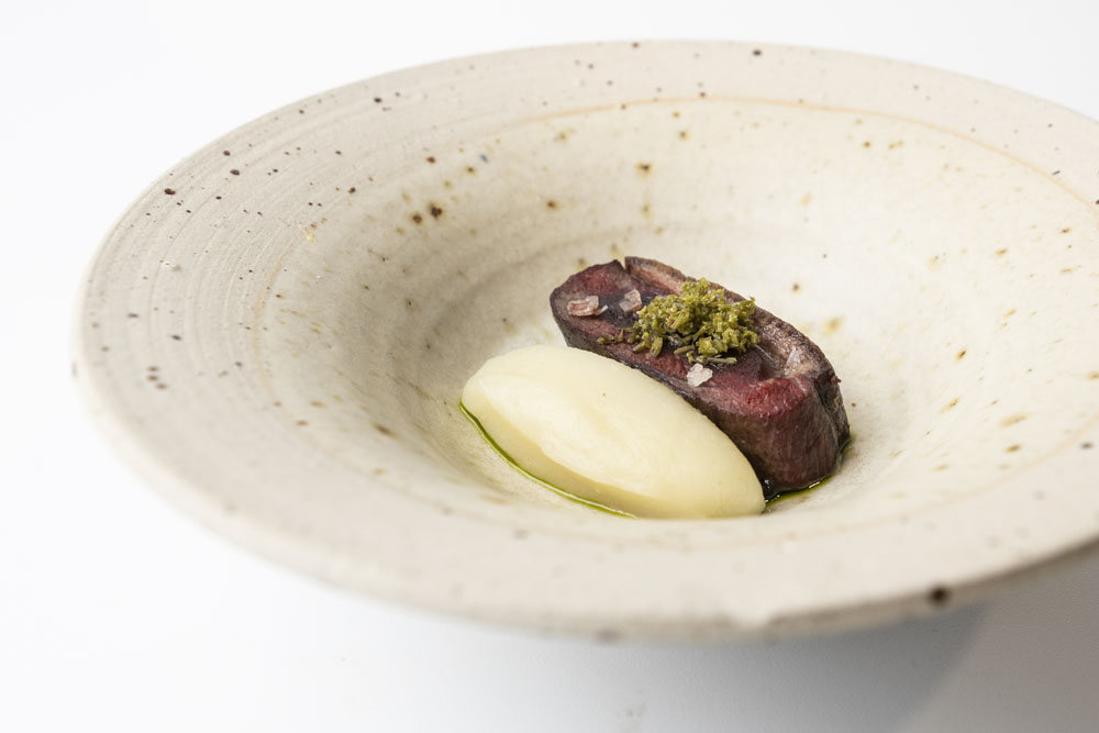 海鳥の料理。ガメッと呼ばれる海鳥の狩猟方法をサービス時に客に説明する。食材を買うのではなく獲ることが「食」へのメッセージに。添えるのは根セロリのピュレ。セイヨウネズのエッセンスを加えて。