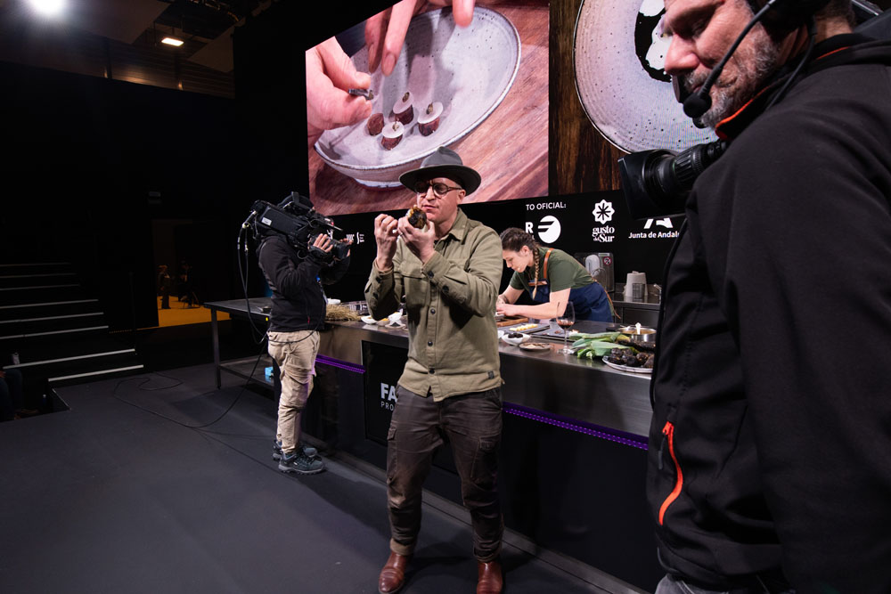 冒険者のような帽子が印象的なニコライ・トラム。目はきらきらといたずらっ子のよう。