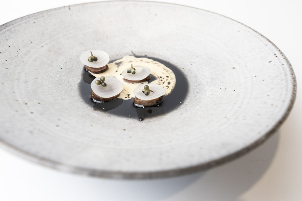 デザートはチョコレートではなく、鹿の血と小麦粉、ハチミツを混ぜ、フォンダンショコラのテクスチャーを作り出したもの。