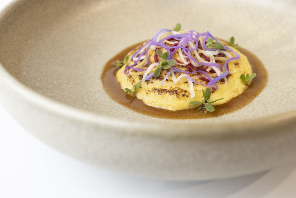 アンデスの根菜は華やかな色のものが多い。「色でどこから来た料理かも語りたい」とシェフ。