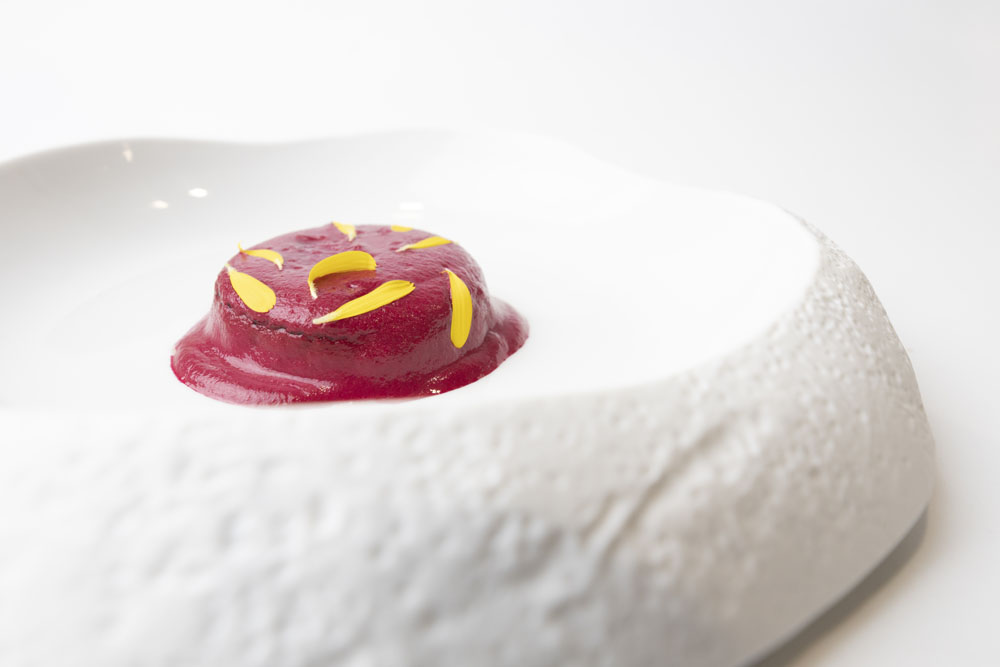 ニシュタマリゼーションと呼ばれる手法（トウモロコシなどの穀物を石灰水などでアルカリ処理すること）で下処理した分厚いビーツを、やはりビーツがベースのモレ（ソース）で食べる一品は、シンプルかつ、ビジュアルのインパクトが強い。