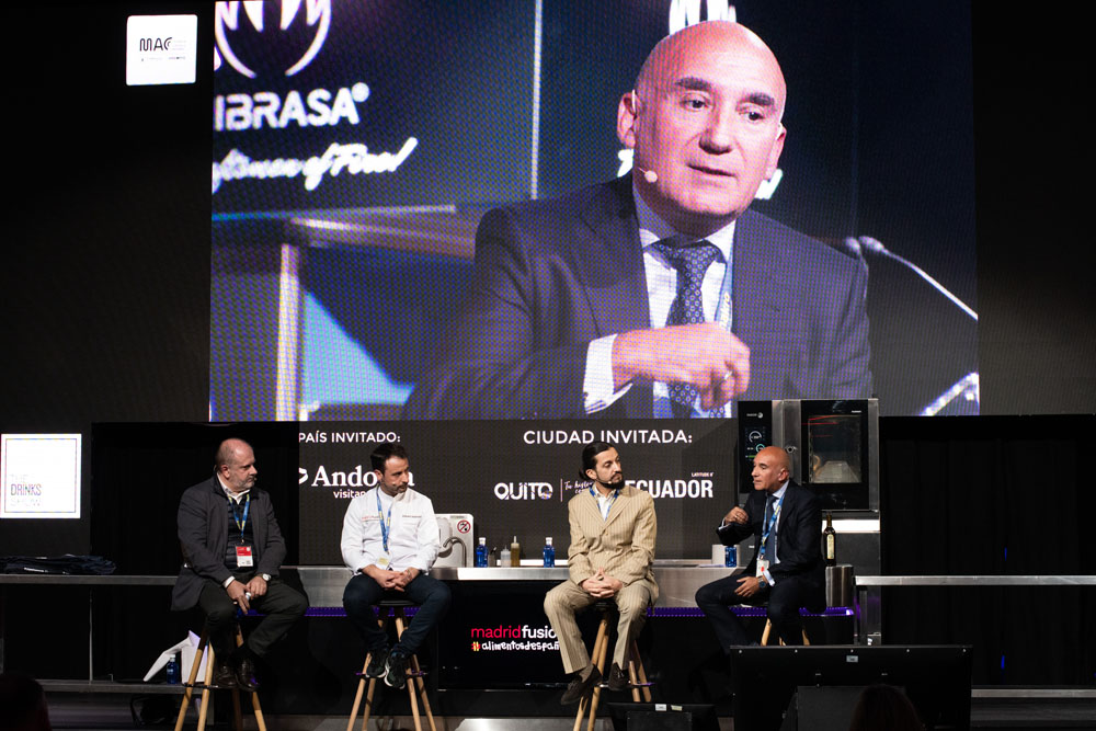 コミージャ大学のアントニオ教授らによるトークセッション。若手育成は世代に関係なく、みなが当事者。参加した若者たちの集中度も高まった。