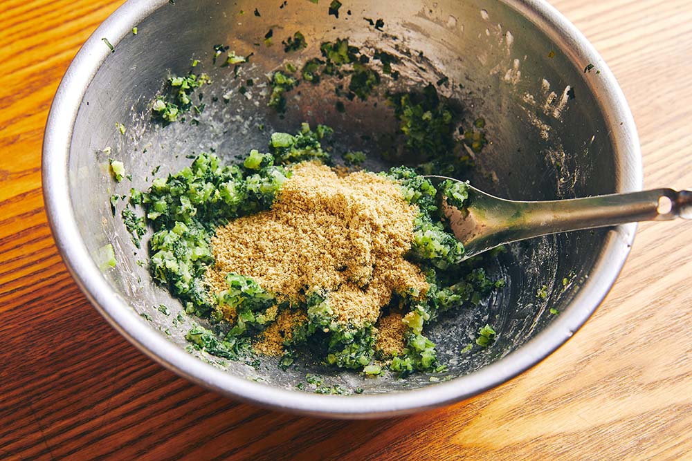 米ぬか、塩を加えて混ぜ、さらに粘りを出し、ゴマ油を加え混ぜ合わせる