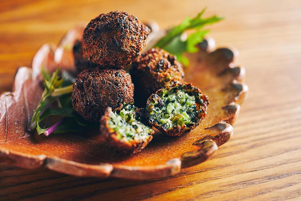 揚げた小松菜特有の海藻に通じる風味が重なり飽きさせない味わい