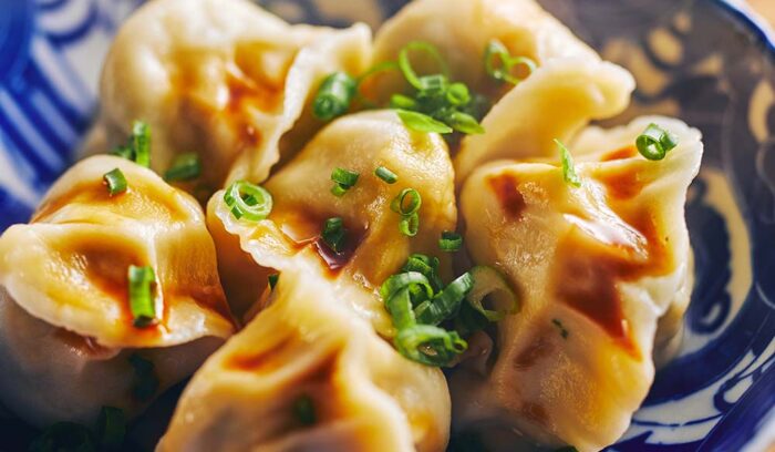 野菜餡に米粉をまぶして蒸して、肉のような弾力に。「野菜団子／水餃子」