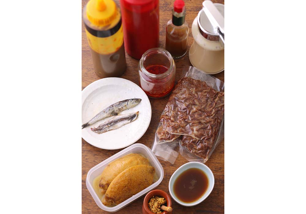 ル・ブトンの自家製調味料。ケチャップ、マスタード、塩レモン、アンチョビー、ウスターソース、タバスコ、練乳、XO 醤、オイスターソース