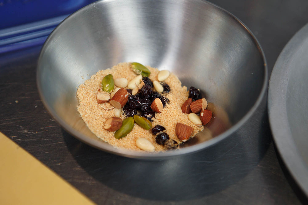 パン粉、ナッツ類、レーズンを入れて混ぜ合わせる