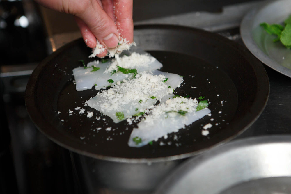 生パン粉をのせる