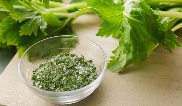 味変に大活躍する「セロリ塩」。アレンジ自在、フレーバー塩の作り方