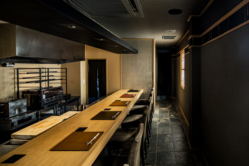 カウンター７席のほか、奥には個室が２部屋ある。オープンは2014年。