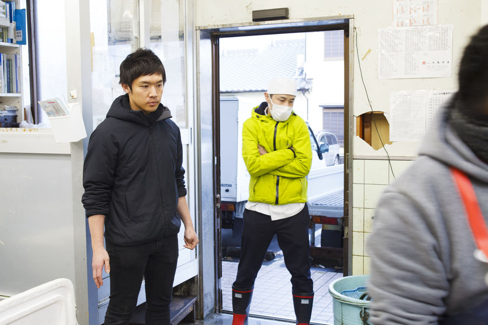 「前田さんはいつも動いている。挙動一つ一つが勉強になる」と、休日を含めて年に360日は前田さんのところに通うという藤岡さん（左）。焼津「茶懐石 温石」杉山乃互さん（右）。魚は予め指定はできない。その時あるものを買う。photograph by Kiyu Kobayashi