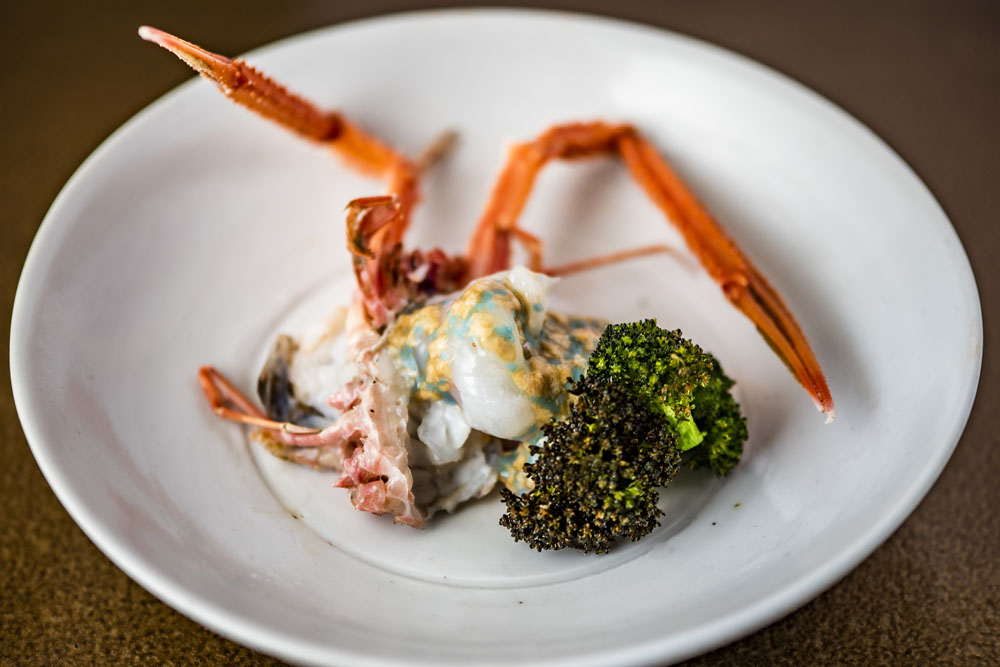 「赤座エビの炭焼き」ミキュイまでいかないくらい、ステーキでいえばブルーの状態。