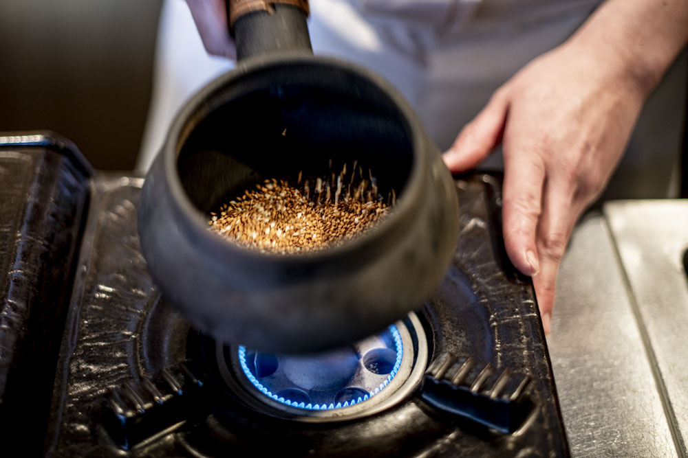 ゴマ用に改良した焙烙で炒る。