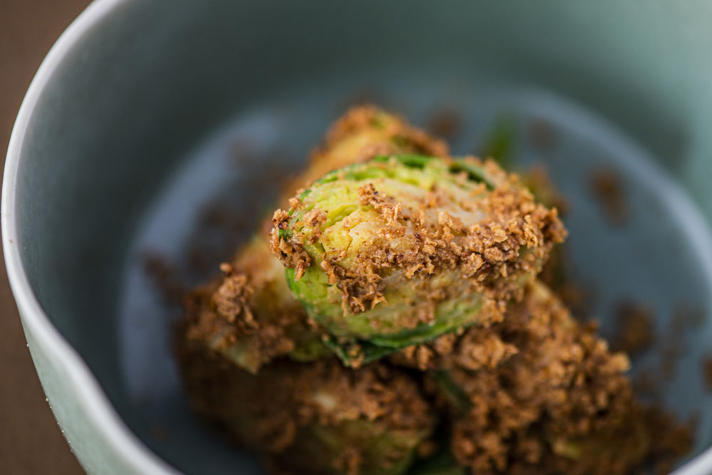 茹でたての野菜と、炒りたて、すりたてのゴマで作る和えものはFUJIの定番。しっとりしたすりゴマとの一体感を出すために、野菜はやわらかめに茹でる。「これからは春キャベツですね」