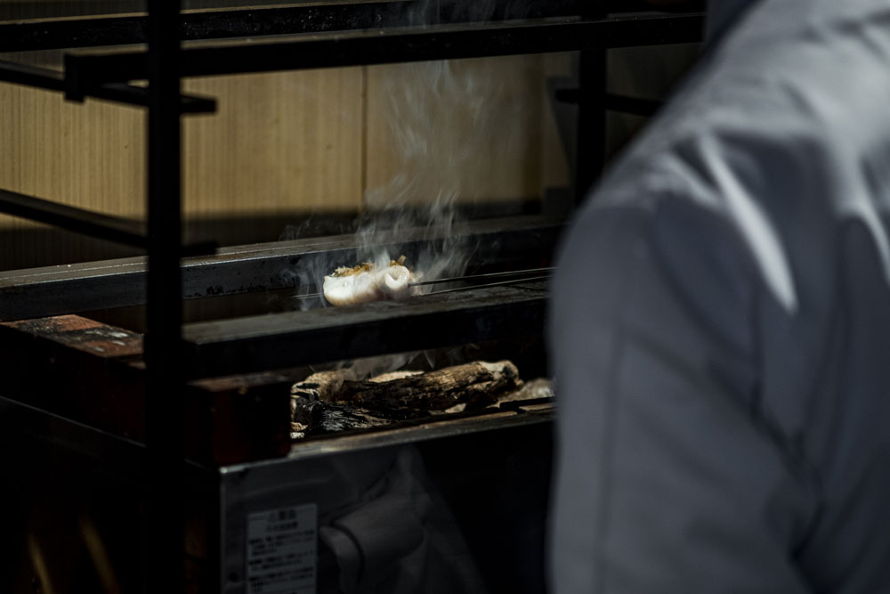 火からの距離を細かく変えながら焼き上げる。