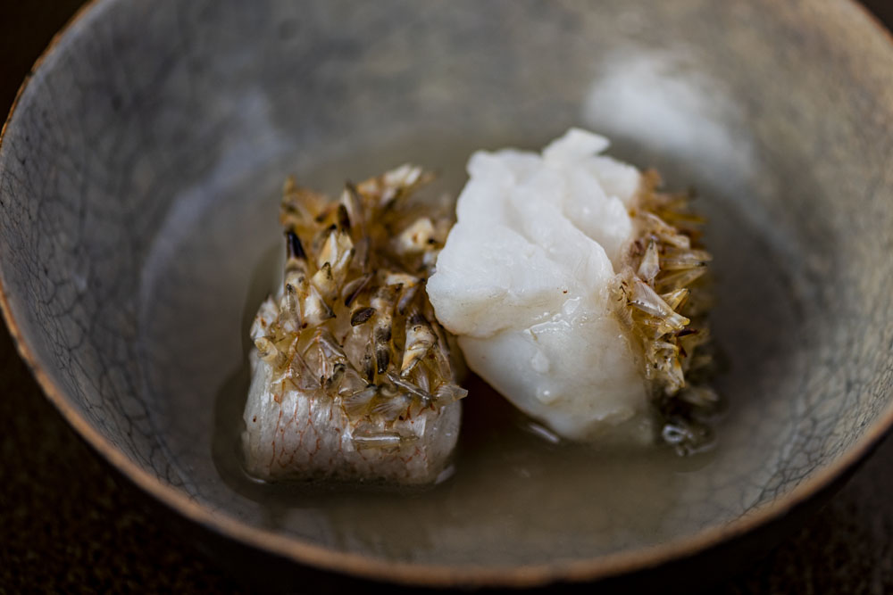 店を訪れた前田さんは、この料理を皮目から食べ、次に腹側から食べ、さらにだしに浸して崩して食べ、それぞれどう感じたかを藤岡さんに細かく伝え、調理法の意図を尋ねたという。「料理を深めるヒントをくれるんです」と藤岡さん。