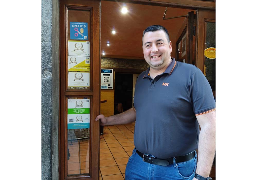 （写真）飲食店は市が企画するセリアック用の調理法や対応などの講習を受けると、グルテンフリー認定証が発行される。店の入り口には認定シールが貼られ、識別しやすい。認定証は毎年更新を義務付けして意識を高く保っている。