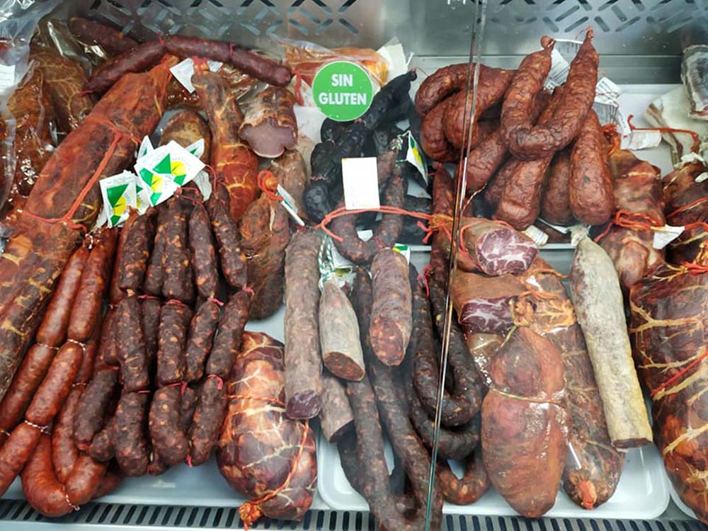 （写真）市内のベーカリーはもちろんのこと、グルテンフリーは肉加工品や、ホテルの朝食、キオスクの駄菓子にまで及ぶ。