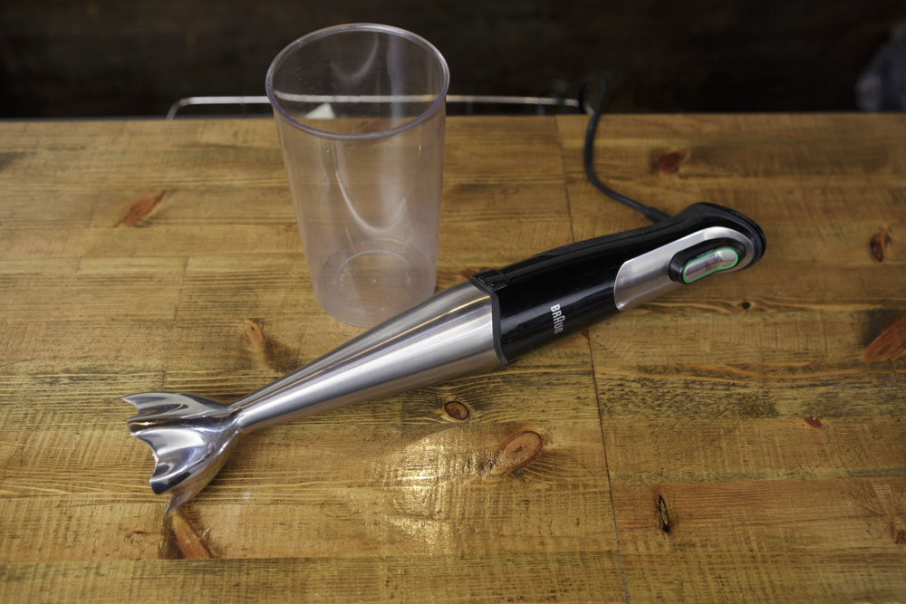 道具は電動を選ぶ。ビーガンマヨネーズは卵が入らないので分離しやすい。泡立て器よりもブレンダーを使う方が手軽で確実。