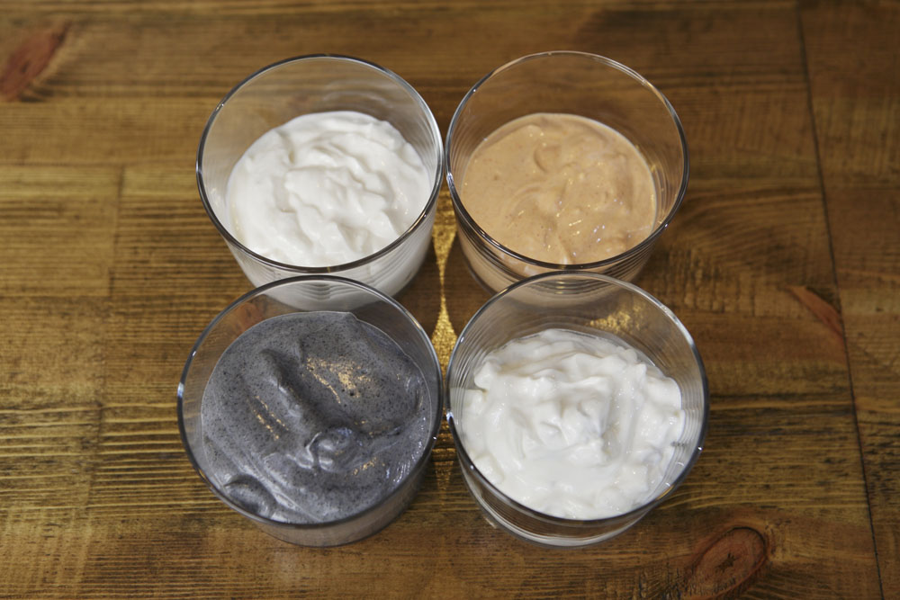 アレンジは自在。パプリカ、ニンニク、黒ゴマのほか、ショウガや好みのハーブを加えても。穏やかな酸味のビーガンマヨネーズはアレンジの幅も広い。