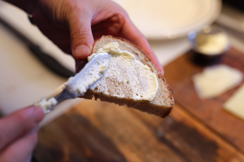 パンにバターを塗る