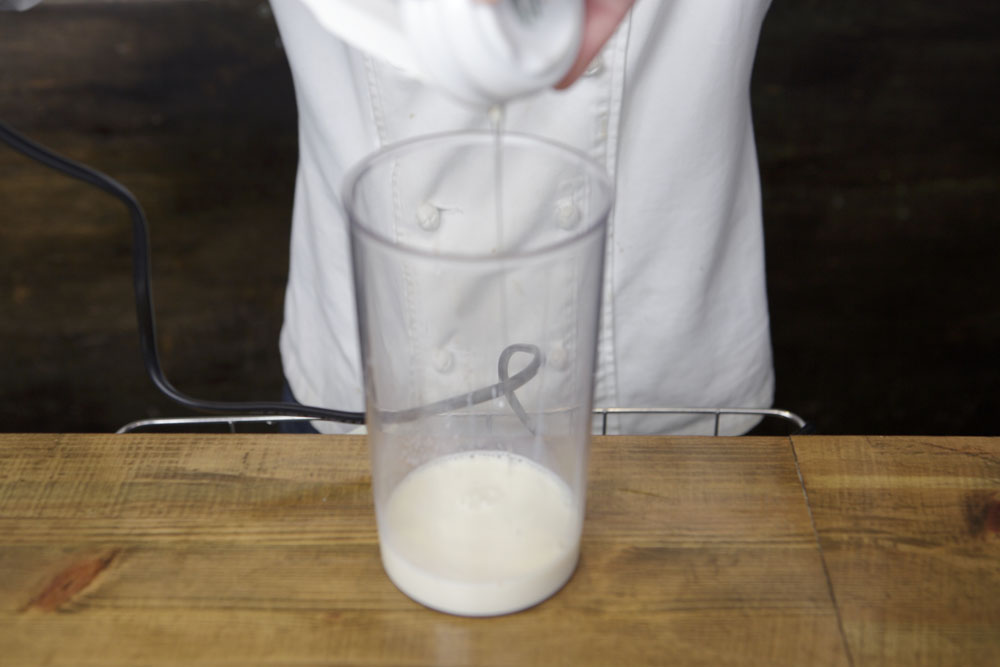 油と酢以外の材料を合わせる