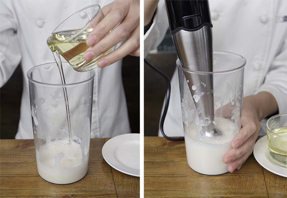 少量ずつ、油を加える