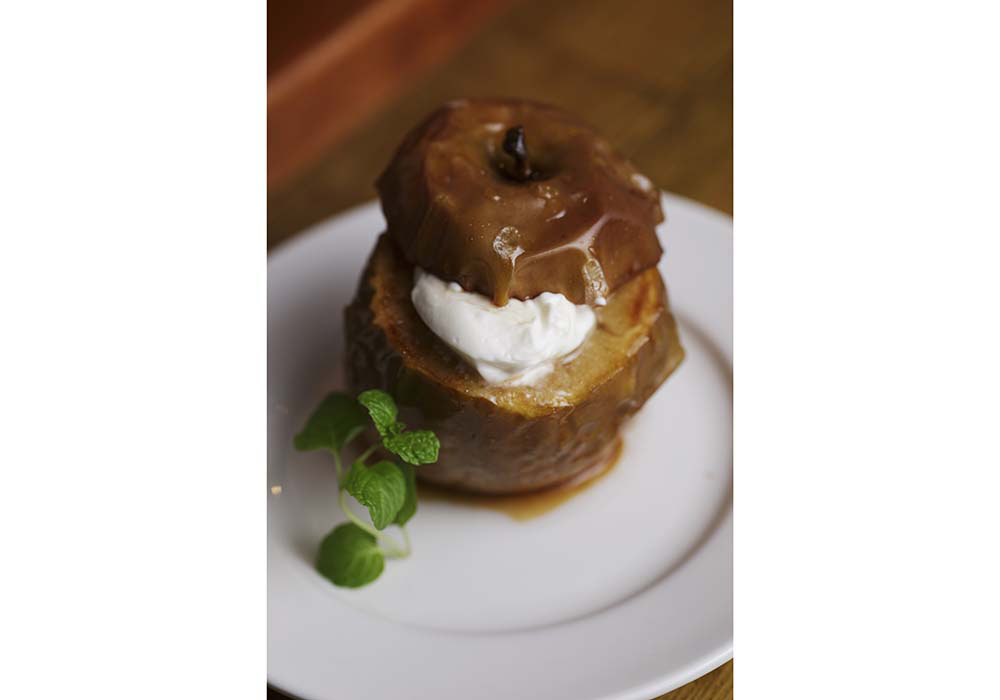 「焼きリンゴビーガンマヨネーズ」。シナモンをたっぷりふった焼きリンゴに、生クリームの代わりにビーガンマヨネーズをトッピングし、コクをプラス。濃厚で食べ応えのある一品。