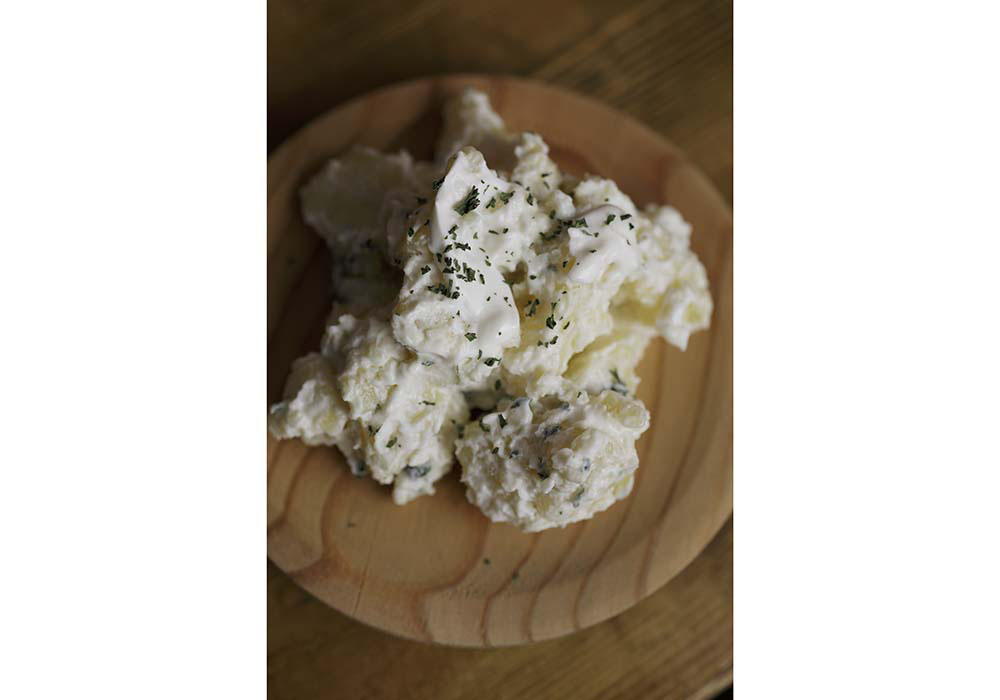 完成したマヨネーズの分量に対してすりおろしたニンニク（1/4片）を加えて、ヘラで混ぜる。