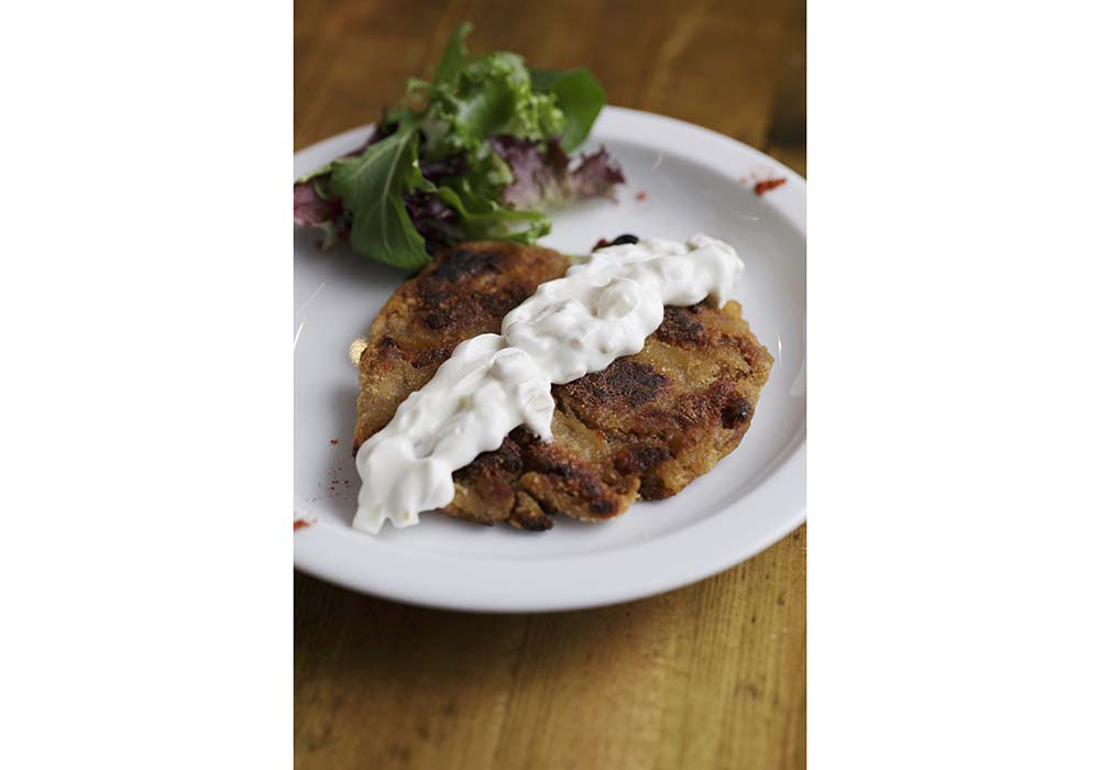 タマネギ、オリーブ（ともに粗みじん切り）をマヨネーズの1/4量ずつ加えて、ヘラで混ぜる。