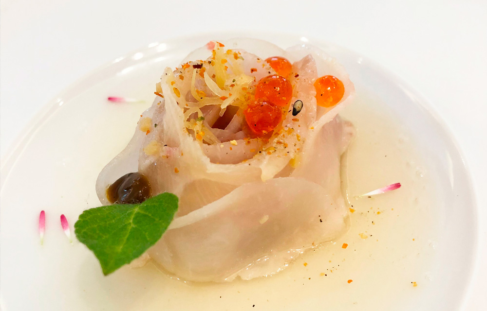 料理は旬の食材を使った繊細で独創的なフランス料理