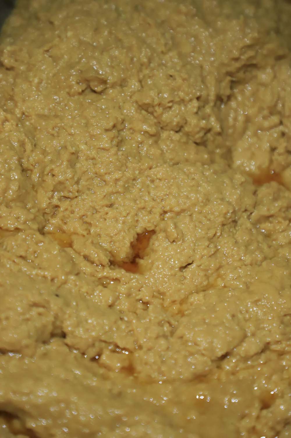 酒粕は熟成が進むと、味噌にも似た深い香りが漂う。高級酢には熟成が進んだ酒粕を使う。