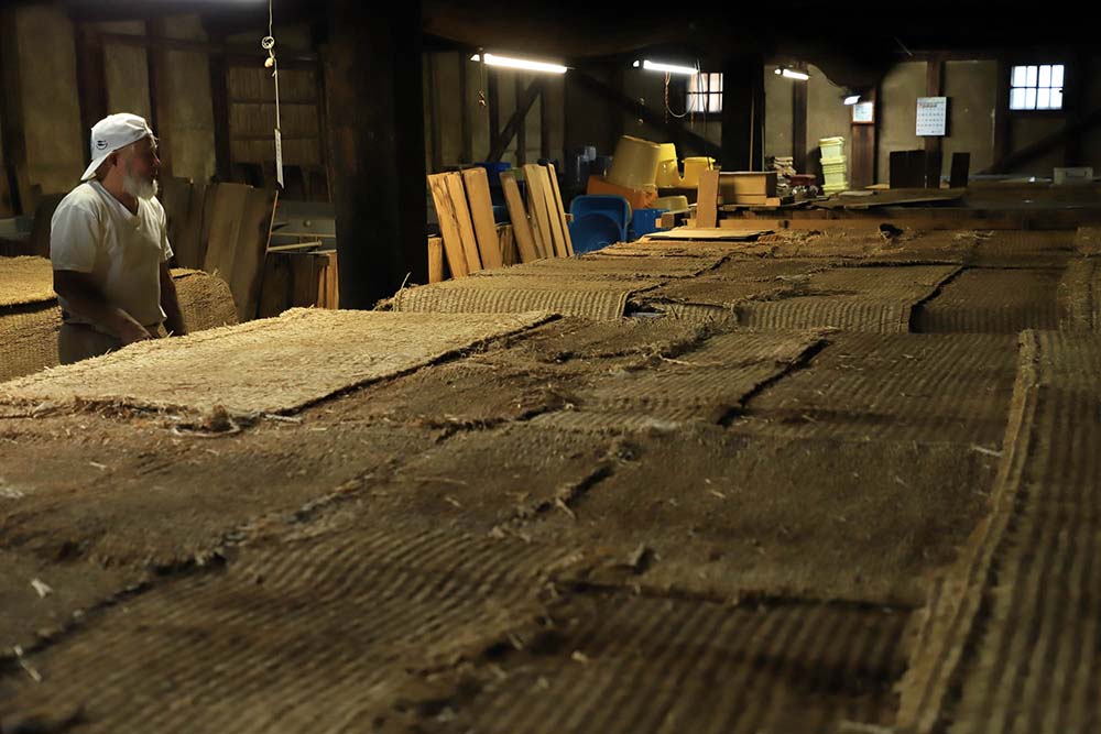 発酵槽は木の蓋をし、薦（こも）で覆って保温。天然素材は吸湿性に優れ、細かな温度調整が可能。