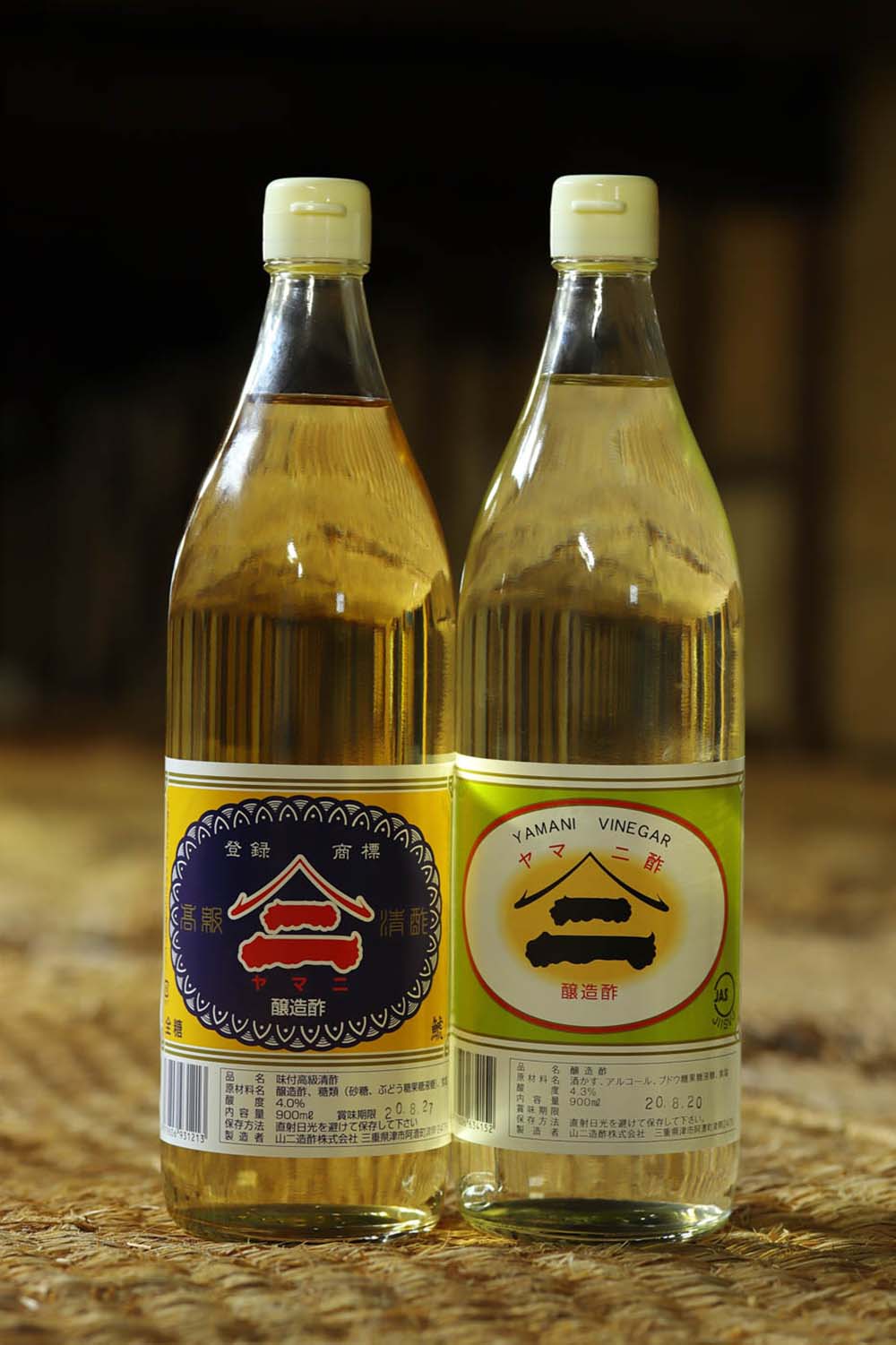 （右）家庭用として人気の「醸造酢」330円/900ml（税込）。（左）熟成が進んだ酒粕を使った「高級酢」550円／900ml（税込）は、より優しい口当たり。共に塩と砂糖で調味済み。