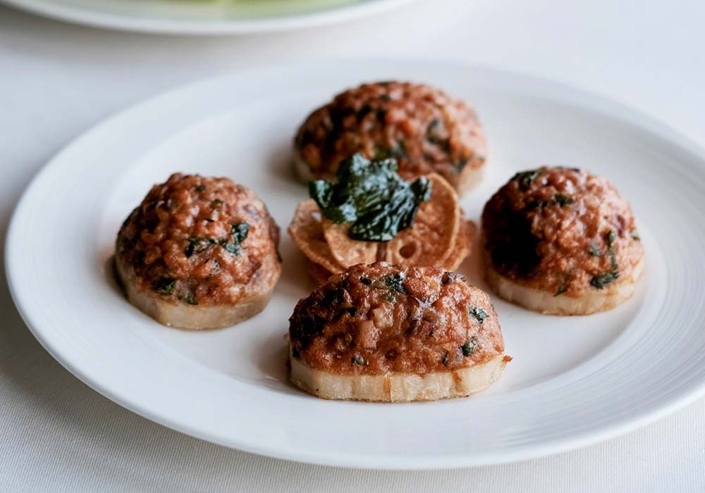 （写真）「プラントベースの豚肉とレンコン炒め」（200香港ドル）。2023年春現在、２品のプラントベースのメニューを常時用意しており、１日当たり、３～４テーブルがオーダーする。