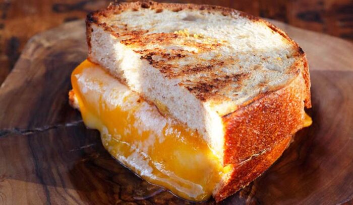 とろけ出るチーズ！病みつきホットサンド「グリルドチーズ」