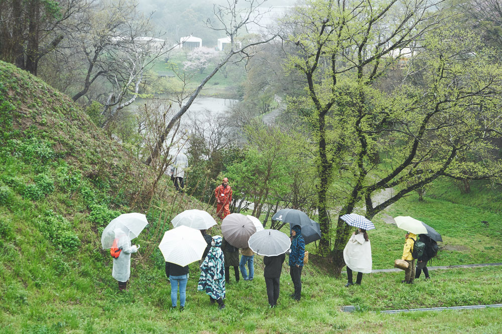 まず立ち止まったのはタラノキの前。「タラの芽ってこんな木の先に芽吹くんだ・・・」と普段、食用部分がパックに並んだ状態しか目にしない食べ物の本来の姿に驚きます。
