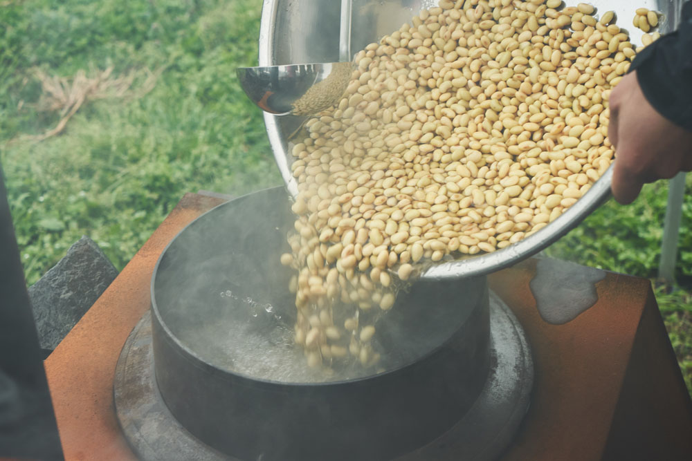 大豆は木更津、君津周辺で守られてきた伝統ある品種「小糸在来（こいとざいらい）」。大豆も敷地内の畑で育てたもの。