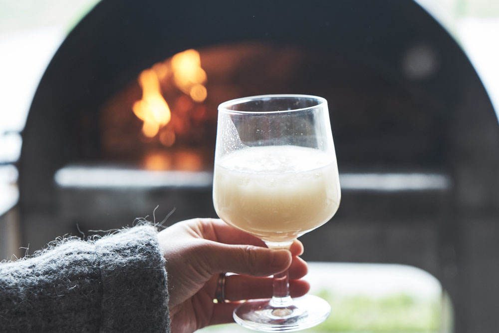 サービスの小高光さんが朝摘んだ野草をシロップに漬け、自家製の米麹甘酒とレモン汁で割ったノンアルコールカクテル。雨の中、歩いた体にほっと染み渡る１杯。