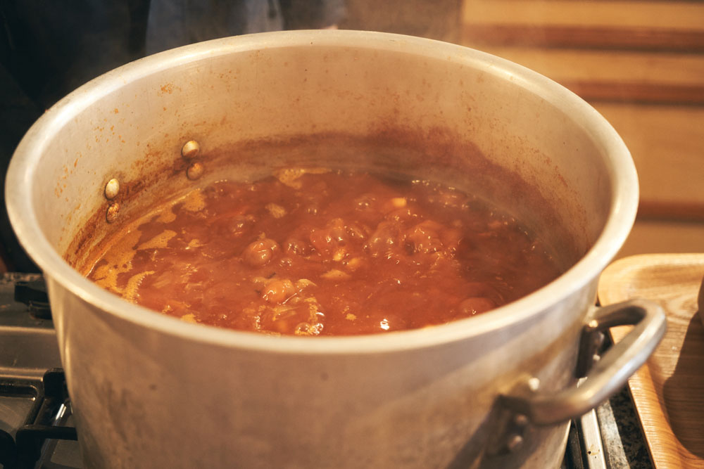 野菜の端材でとったベジブロスと昆布水、農場でとれた野菜と大豆を煮込んだプラントベースのミネストローネ。